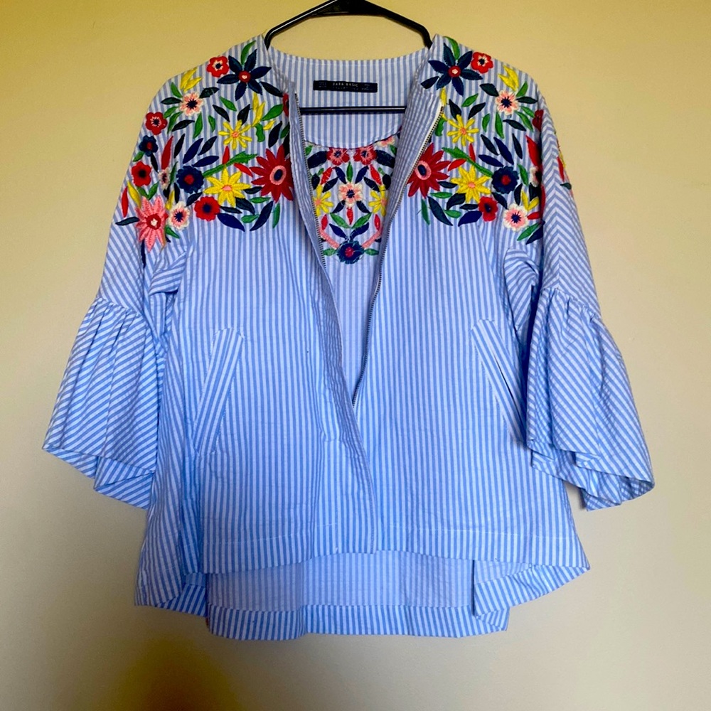 Spring jacket with flowery shoulders.